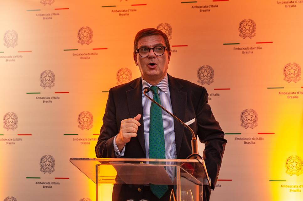 Embaixador Francesco Azzarello discursa para convidados