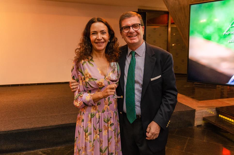 Claudia Meireles e o embaixador Francesco Azzarello