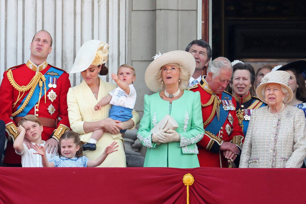 Príncipe William, Kate Middleton, princesa Charlotte e rainha Elizabeth