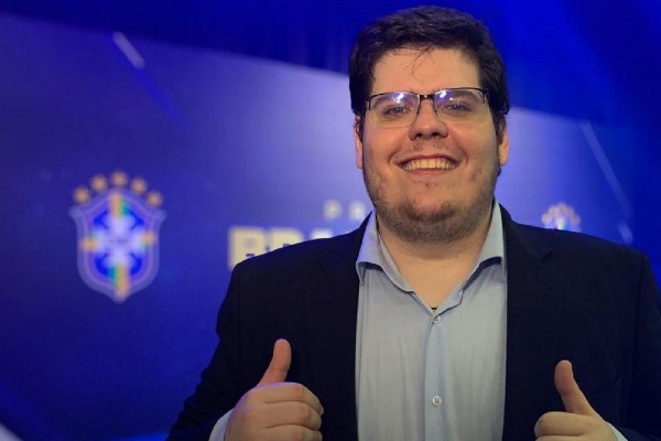 Fotografia colorida de Casimiro sorrindo para foto