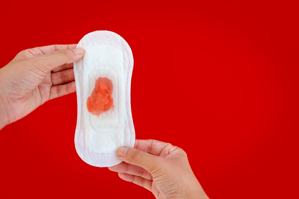 imagem colorida de sangue de menstruação - Metrópoles