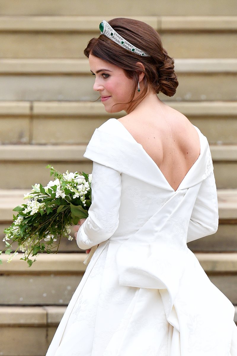 Princesa Eugenie em casamento usando vestido de noiva, de costas