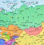 O desenho representa um mapa com a Rússia em foco e nas laterais partes da Europa, Ásia e Oriente Médio - Metrópoles