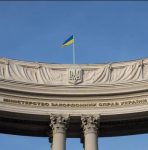 Bandeira da Ucrânia em monumento. Ao fundo vê-se o céu azul - Metrópoles