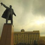 Sob céu nublado, vê-se um prédio do governo e na frente, a estátua do ex-líder soviético Vladimir Lênin, em Moscou, na Rússia - Metrópoles
