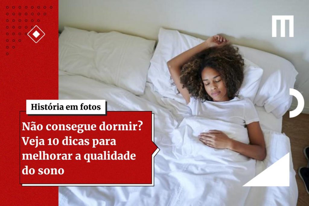 Mulher dorme sozinha em cama de casal com lençóis brancos-Metrópoles