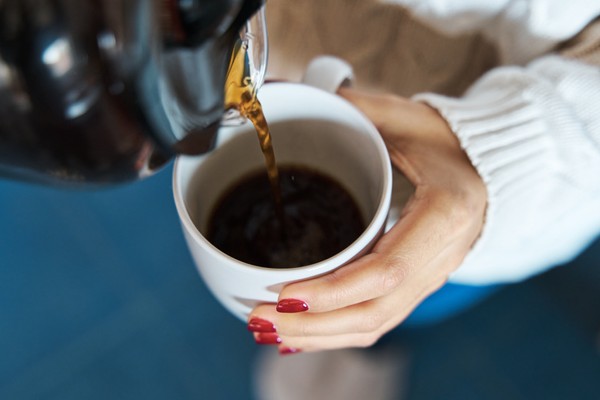 Mulher se serve com xícara de café-Metrópoles