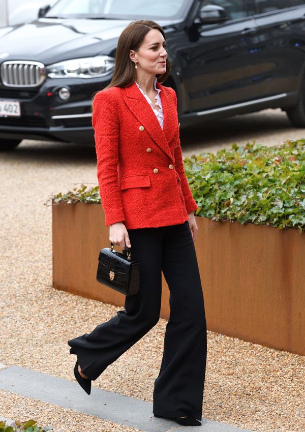Mulher de blazer vermelho andando