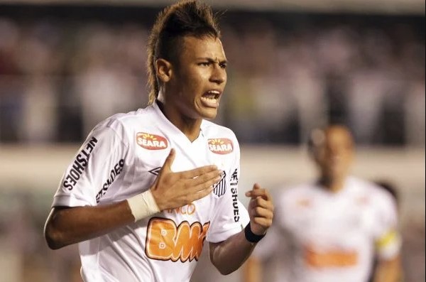 Neymar Júnior, jogador brasileiro de futebol. Ele tem cabelos escuros, usa uniforme de time de futebol– Metrópoles