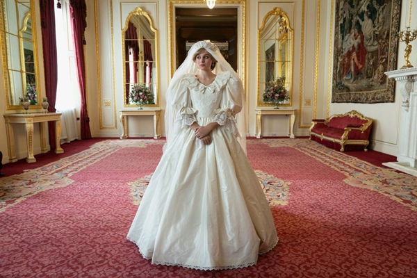 Uma mulher usando vestido bufante de noiva está centralizada no centro da imagem - Metrópoles