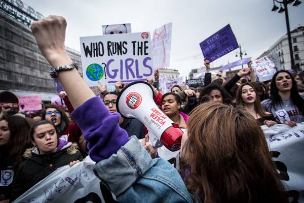 Na foto, mulheres vão às ruas no dia 8 de março 