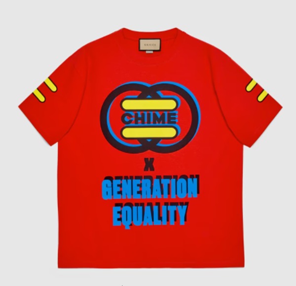 Na imagem com cor, camiseta da coleção-capsula da Gucci