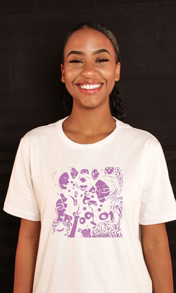 Na imagem com cor, modelo usa camiseta da marca LUMAS 