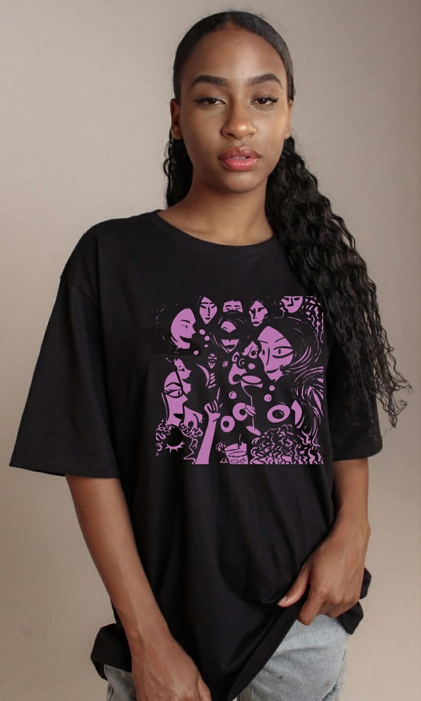 Na imagem com cor, modelo usa camiseta da marca LUMAS