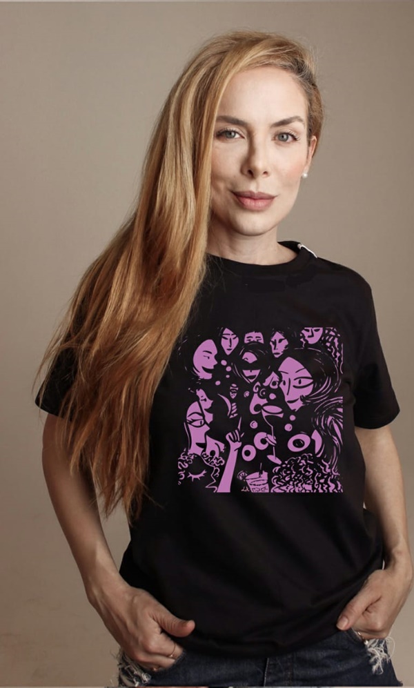 Na imagem com cor, modelo usa camiseta da marca LUMAS
