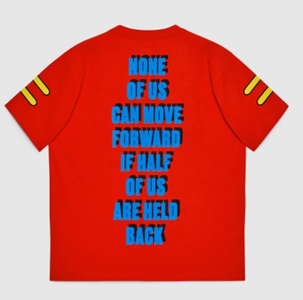 Na imagem com cor, camiseta da coleção-capsula da Gucci