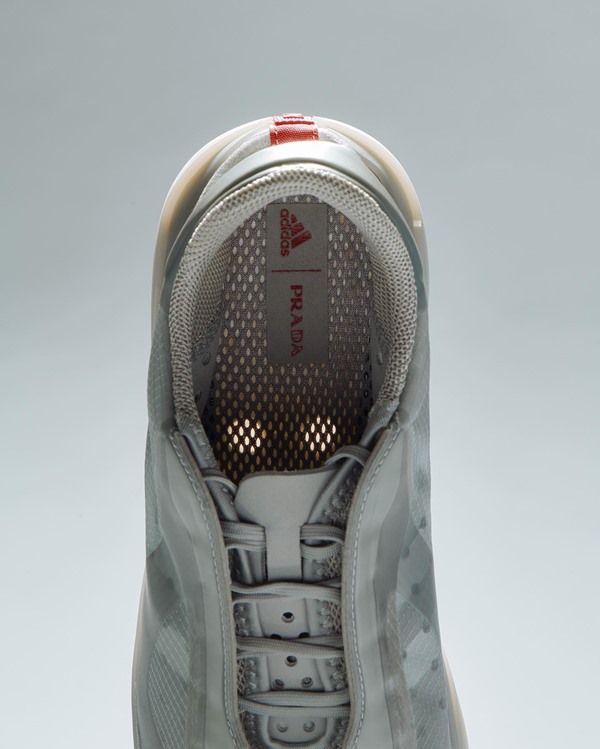 Tênis cinza e branco da colaboração com a Adidas e a Prada