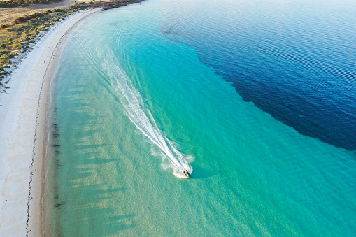 barco cortando praia na Austrália