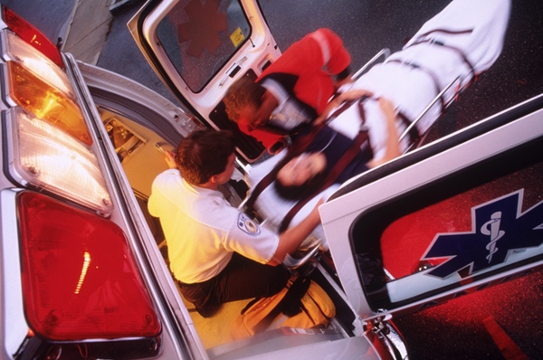 Sanitäter brachten den Patienten schnell zum Krankenwagen – Metropolis