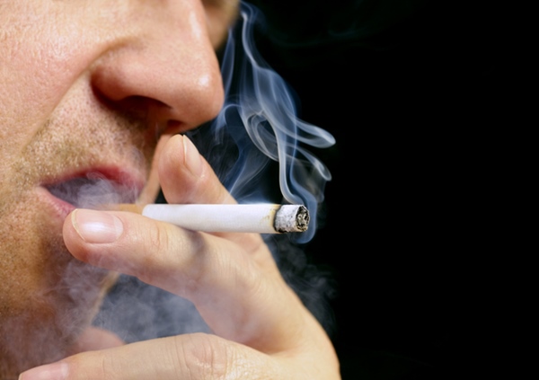 Person mit rauchender Zigarette im Mund - Metropolen