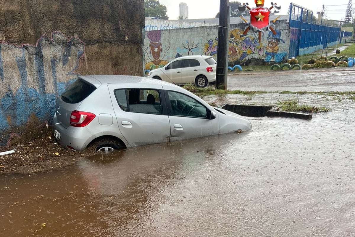 V Deos Chuva Forte Deixa Carros Capotados E Submersos No Df Metr Poles