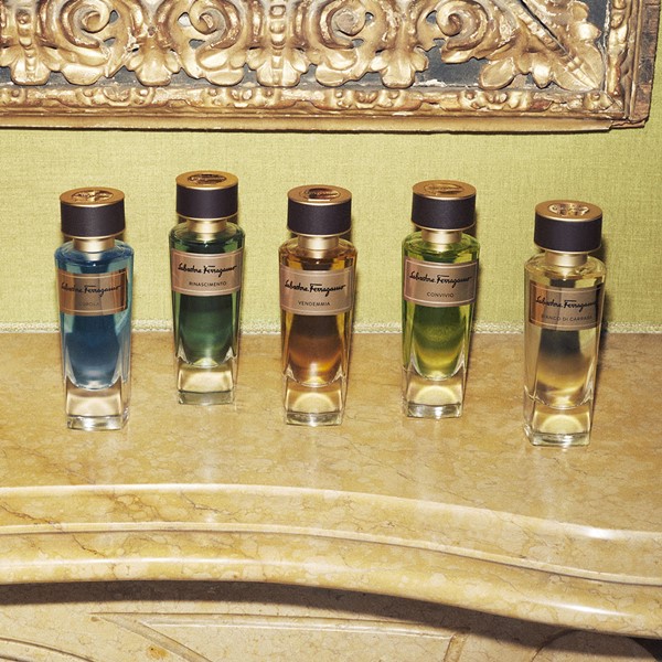 Frascos de perfume da marca Salvatore Ferragamo. Os perfumes estão enfileirados em uma plataforme de mármore. 