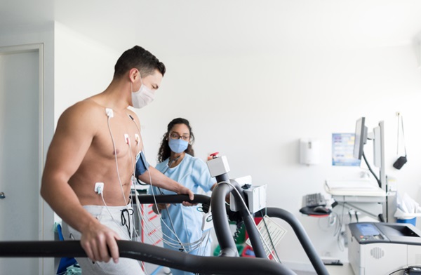 Homem correndo em esteira com fios presos no corpo. Ele esá sem camiseta - Metrópoles