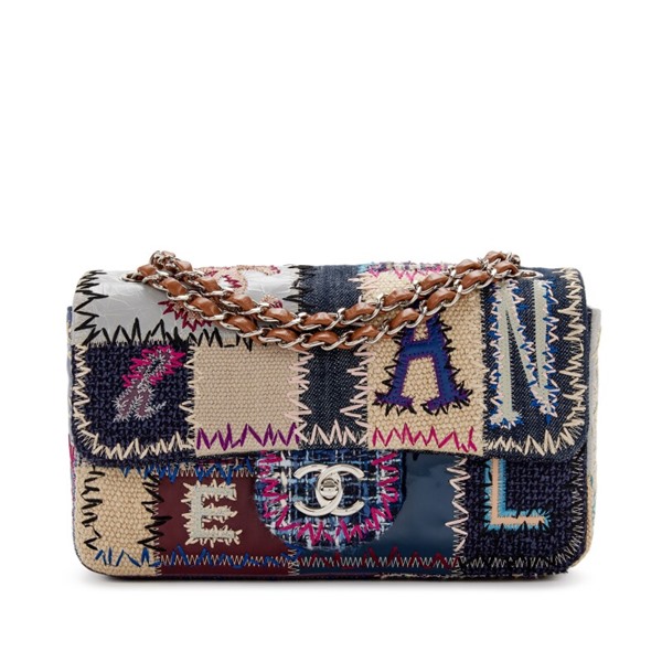 Bolsa Chanel Doule Flap com borbados e estampas coloridas. Pode-se perceber a linha da costura estilizada em cores diversas e a alça curta de couro e metal - Metrópoles