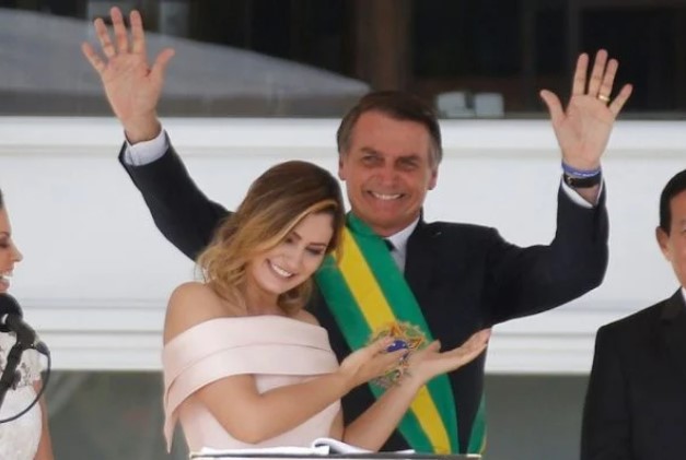 Jair Bolsonaro, atual presidente do Brasil para o mandato de 2018 a 2022. Ele está ao lado da esposa Michelle Bolsonaro - Metrópoles