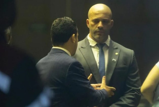 O deputado federal pelo Rio de Janeiro, Daniel Silviera, fala no Plenário da Câmara dos Deputados. Ele passou a noite na casa na tentativa de não precisar colocar tornozeleira eletrônica a mando do ministro do STF, Alexandre de Moraes - Metrópoles