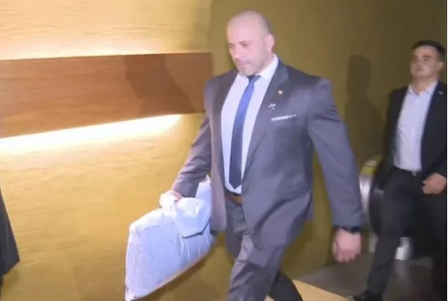 Deputado carioca Daniel Silveira carrega travesseiro pela Câmara dos Deputados após passar a noite na casa legislativa, na tentativa de não deixar que a PF coloque nele a tornozeleira eletrônica a mando de Alexandre de Moraes - Metrópoles