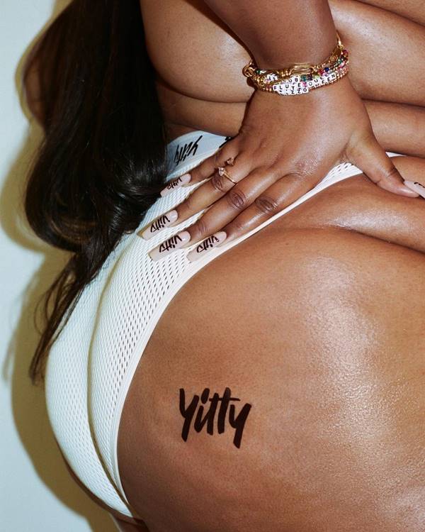 Bunda da cantora Lizzo com tatuagem "Yitty" 