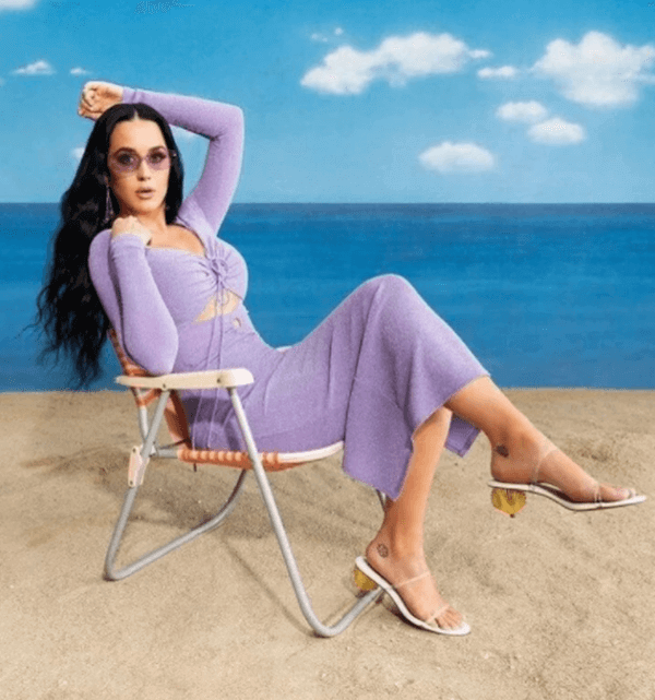 Na imagem com cor, Katy Perry é a estrela da nova coleção de sapatos da sua marca homônima 