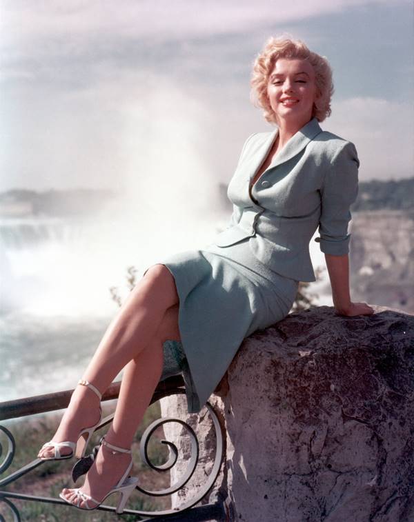 Marilyn Monroe sentada em pedra