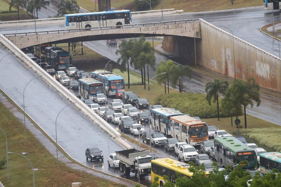 Acidente Entre ônibus E Moto Interdita Trânsito No Início Da W3 Norte