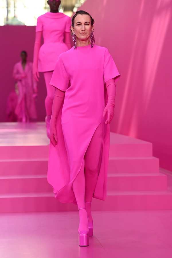 Na imagem com cor, modelo usa look todo rosa da Valentino