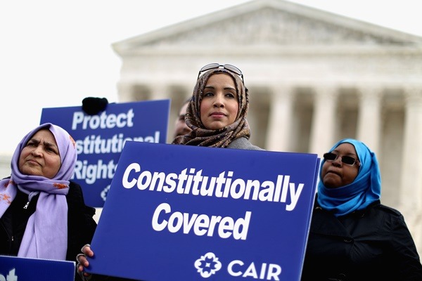 Na imagem com cor, mulher usa véu em protesto na Suprema Corte Americana