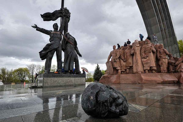 Monumento em nome da amizade entre Ucrânia e Rússia é demolido em Kiev
