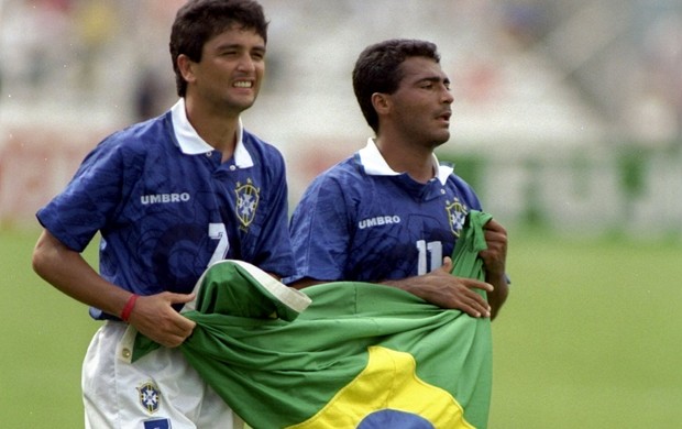 Bebeto e Romário celebram vitória na Copa do Mundo de 1994, nos Estados Unidos