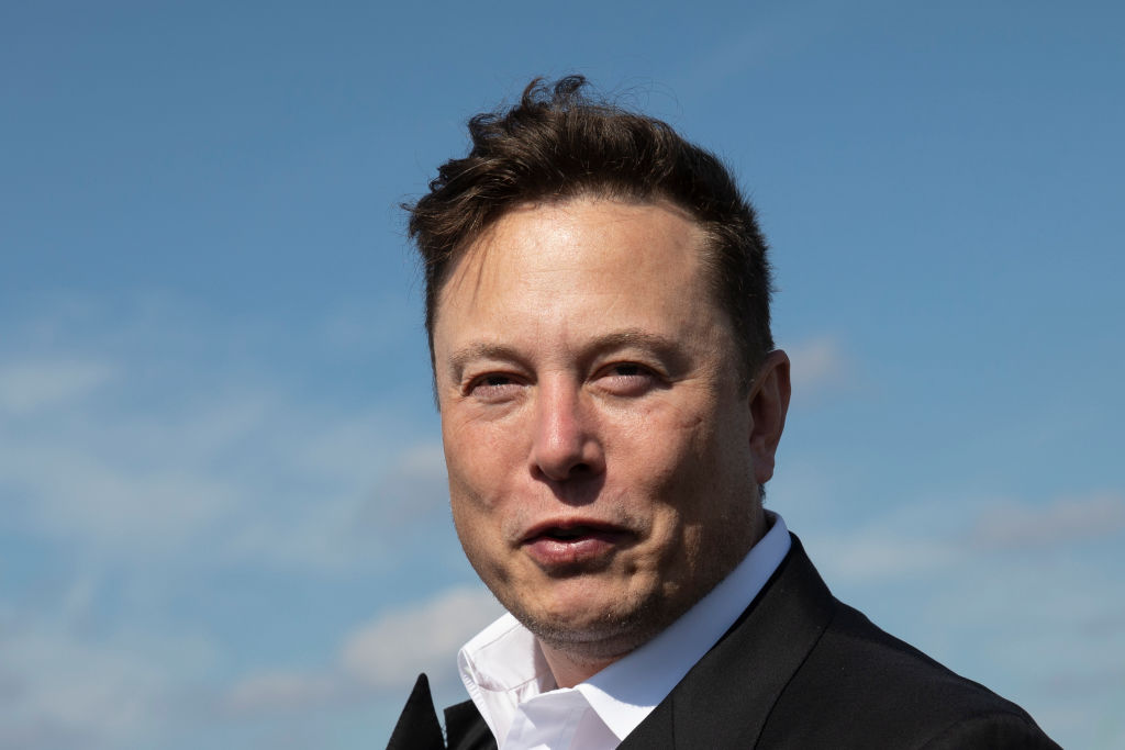 Elon Musk, empresário naturalizado estadunidense. Ele tem cabelos escuros, pele clara e olhos claros- Metrópoles