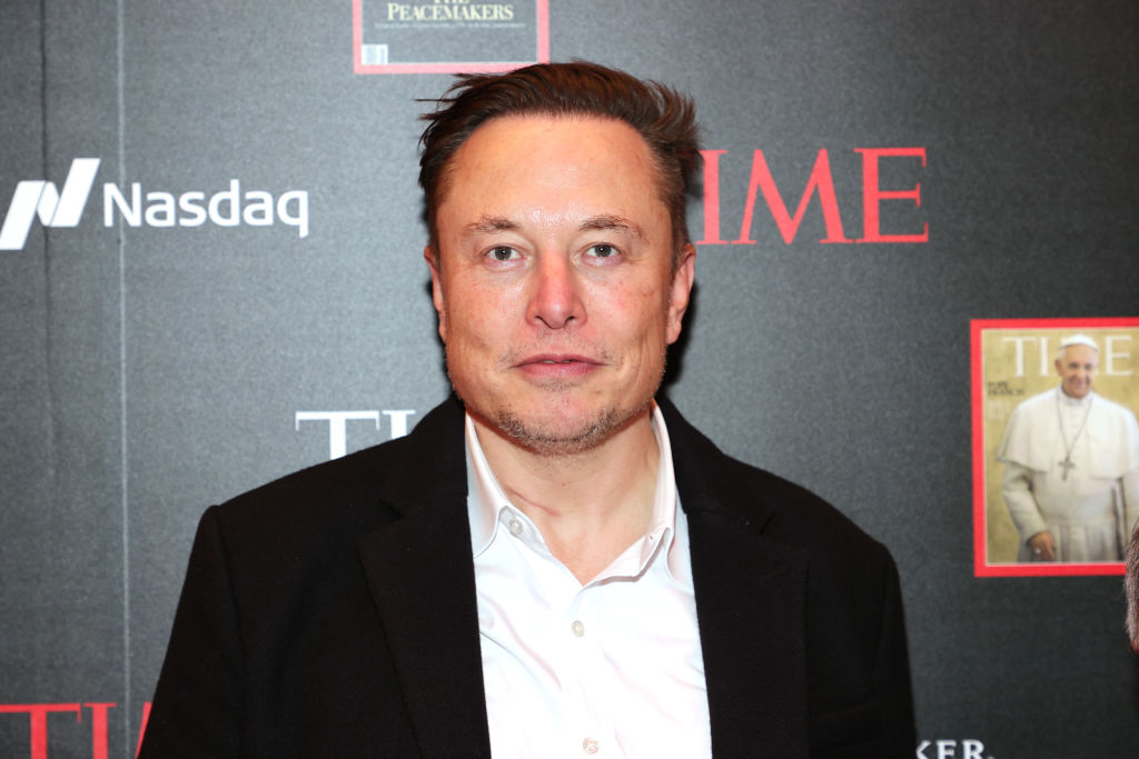 Elon Musk, empresário naturalizado estadunidense. Ele tem cabelos escuros, pele clara e olhos claros- Metrópoles