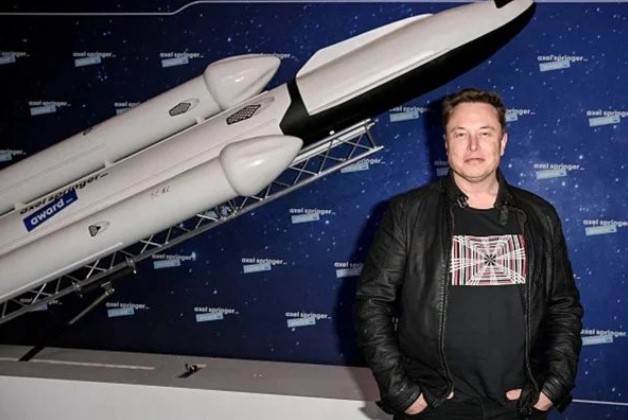 Elon Musk, empresário naturalizado estadunidense. Ele tem cabelos escuros, pele clara e olhos claros- Metrópoles