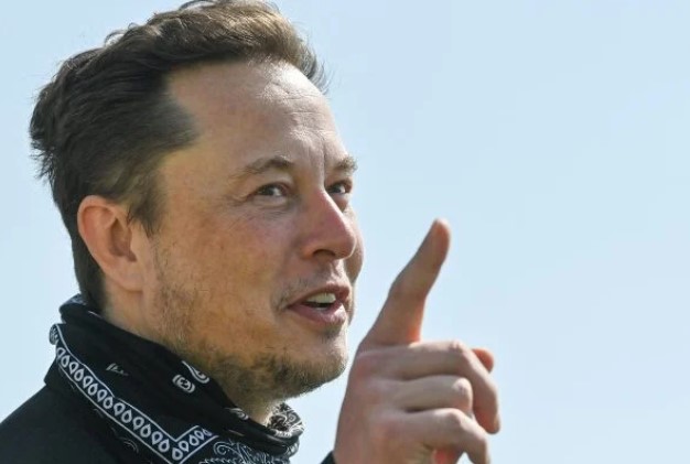 Elon Musk, empresário naturalizado estadunidense. Ele tem cabelos escuros, pele clara e olhos claros- Metrópoles