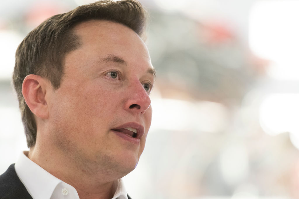 Elon Musk, empresário naturalizado estadunidense. Ele tem cabelos escuros, pele clara e olhos claros- Metrópoles