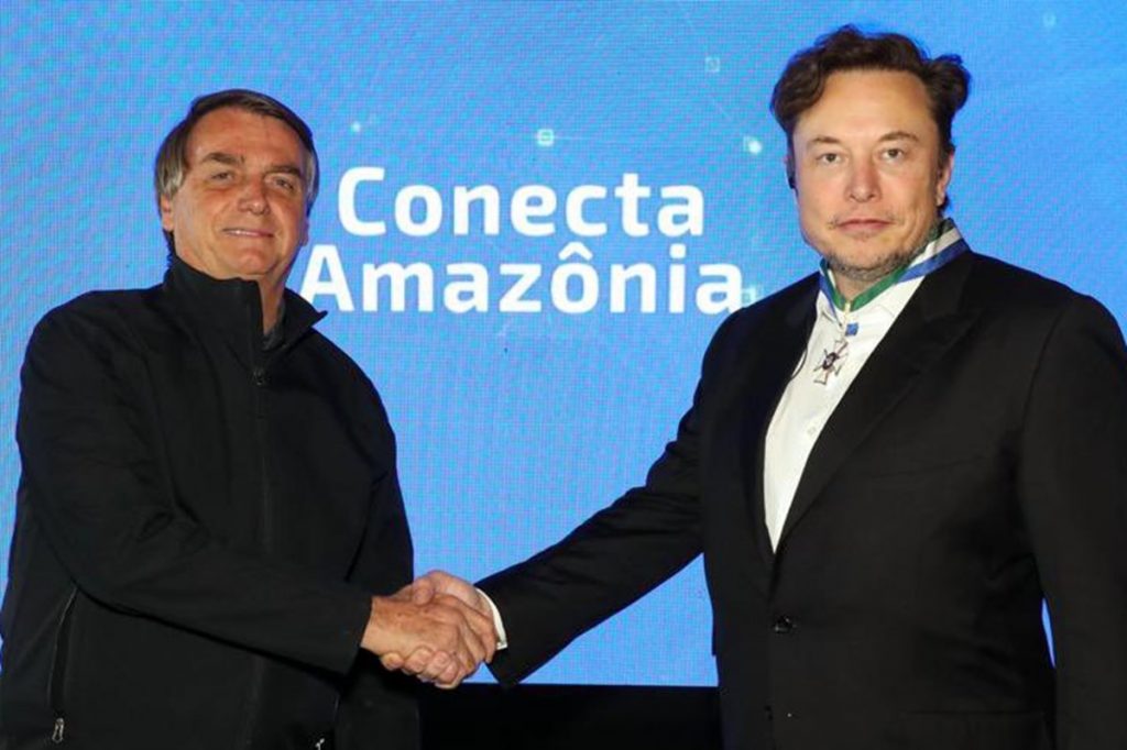 Elon Musk recebe medalha do presidente Bolsonaro