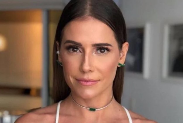 Deborah Secco, atriz brasileira. Ela tem pele clara, cabelos lisos e olhos escuros - Metrópoles