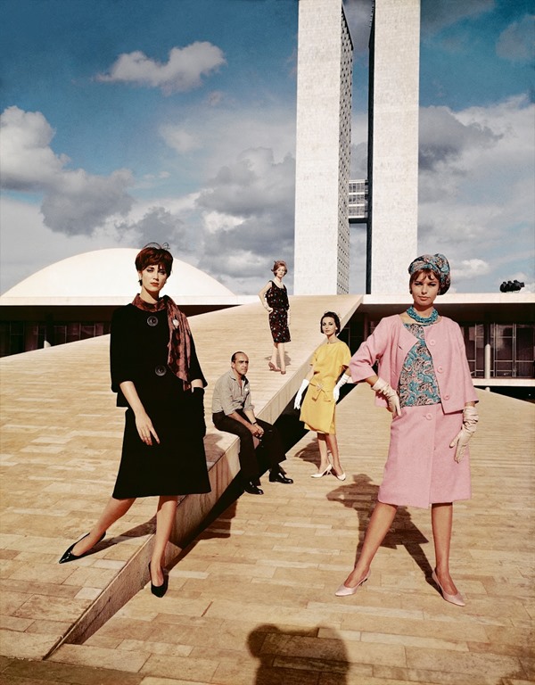 Modelos posando para foto com roupas da marca Rhodia em frente ao Congresso Nacional, em 1961. Na imagem é possível ver 5 mulheres diferentes, mas todas brancas com cabelos curtos, com roupas típicas da época