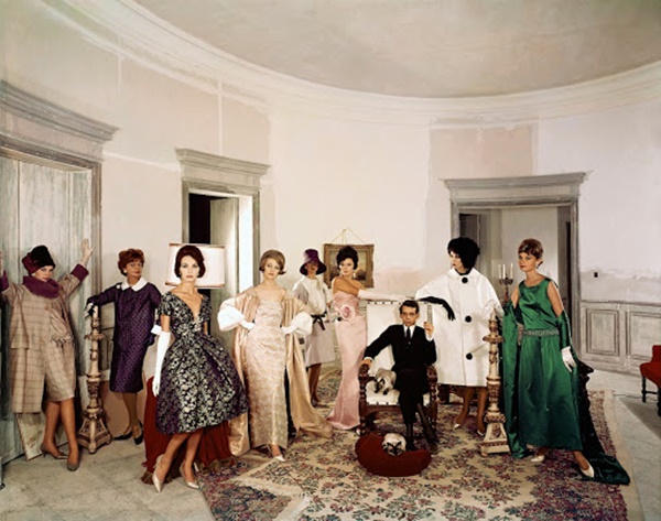 O estilista Dener Pamplona (sentado ao centro) com modelos vestindo suas roupas na década de 1960