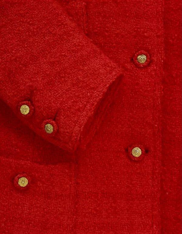Jaqueta vermelha com botões dourados 
