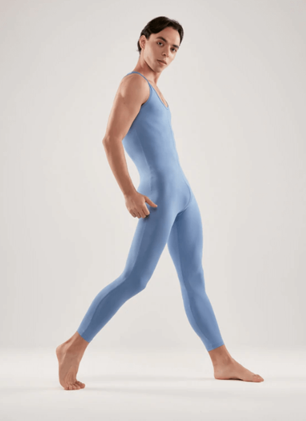 Na imagem com cor, modelo usa peça azul da Furlan Dancewear